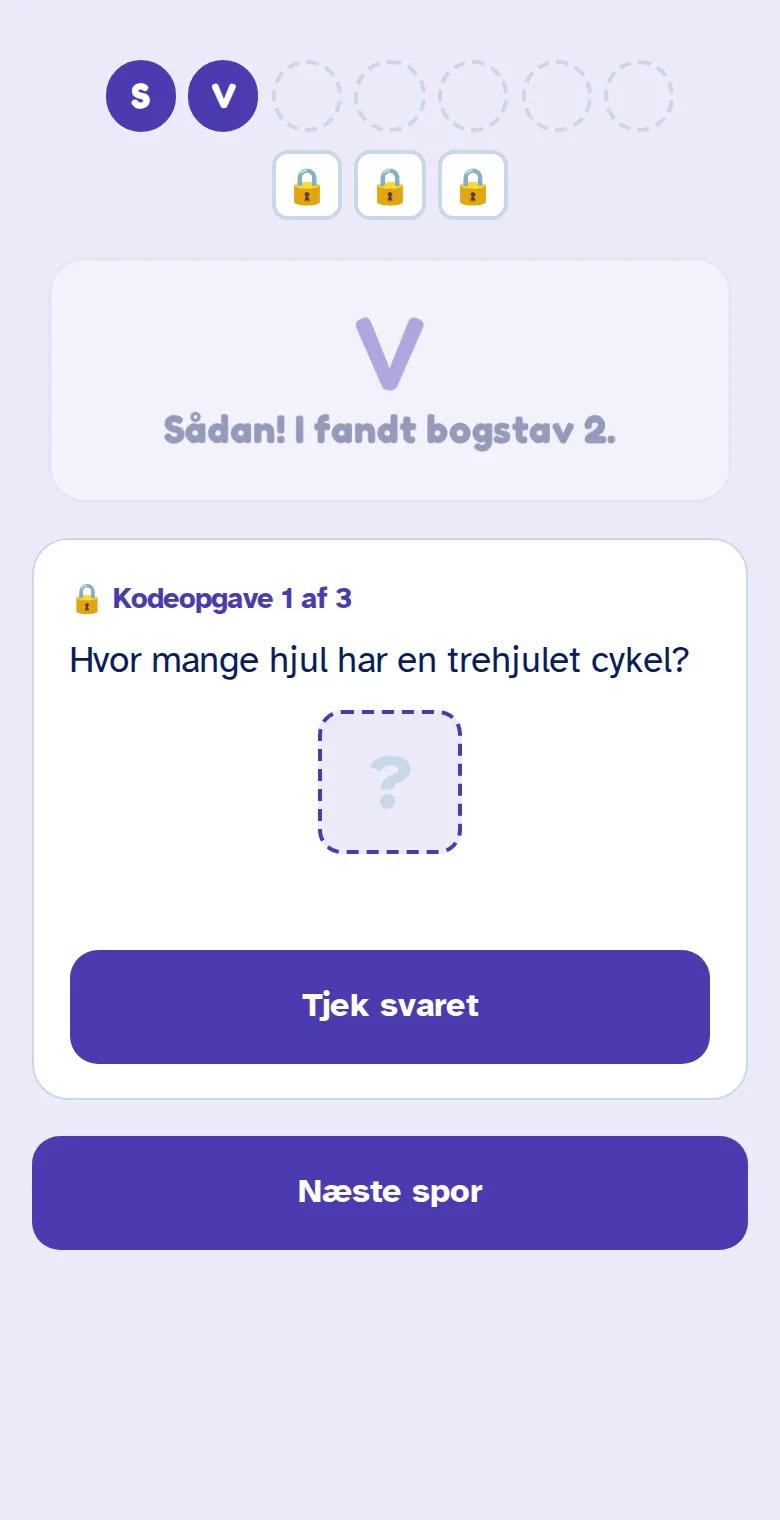 Telefonen viser det fundne bogstav og en opgave